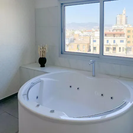 Phaedrus Living: Plateia Apartment *