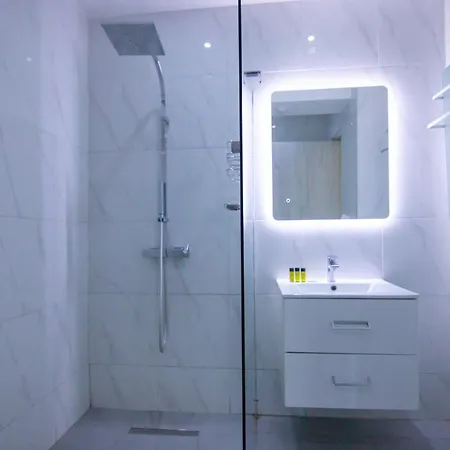 Phaedrus Living: Plateia Apartment